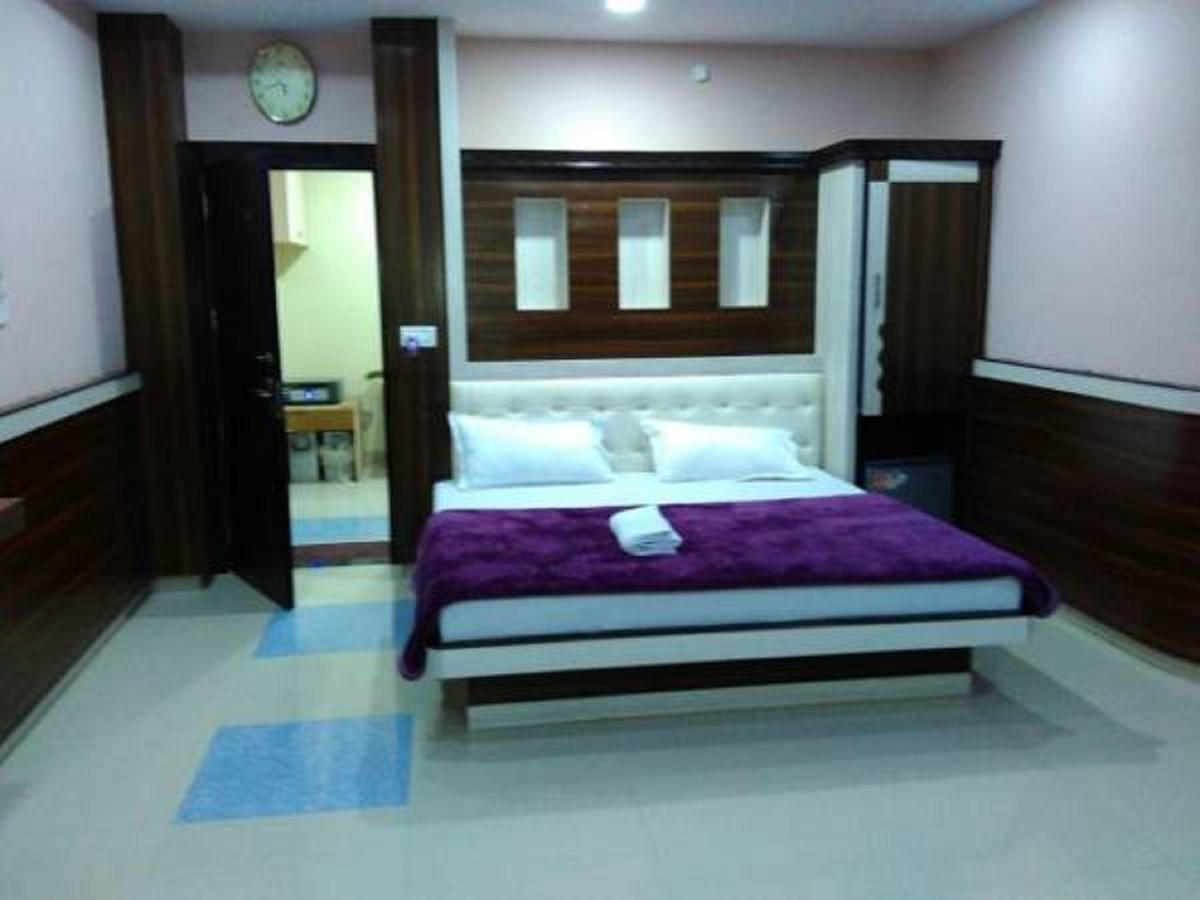 Hotel Blue Star Datia Екстериор снимка