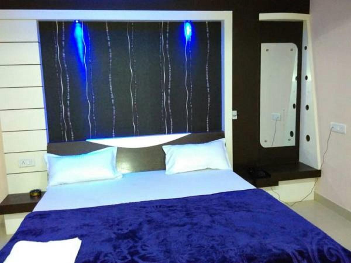 Hotel Blue Star Datia Екстериор снимка