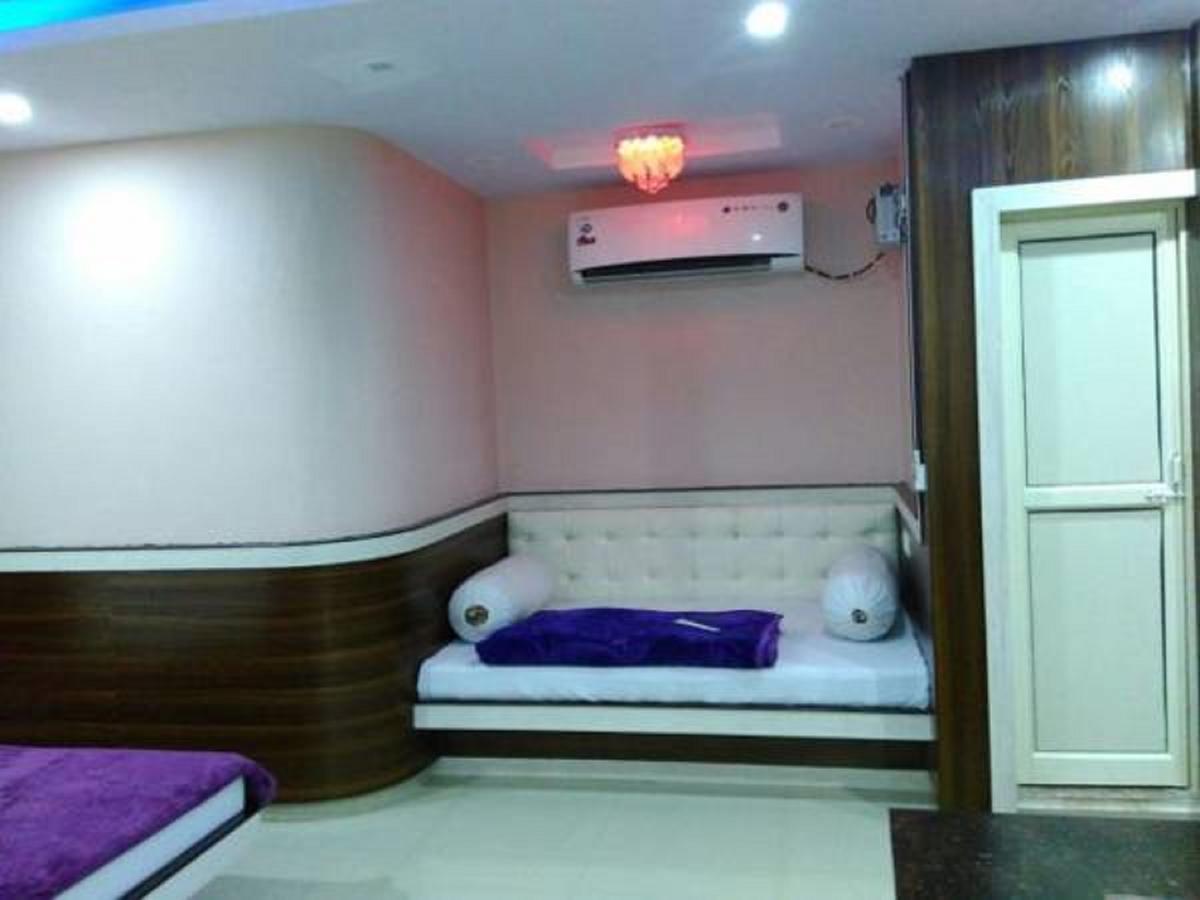 Hotel Blue Star Datia Екстериор снимка