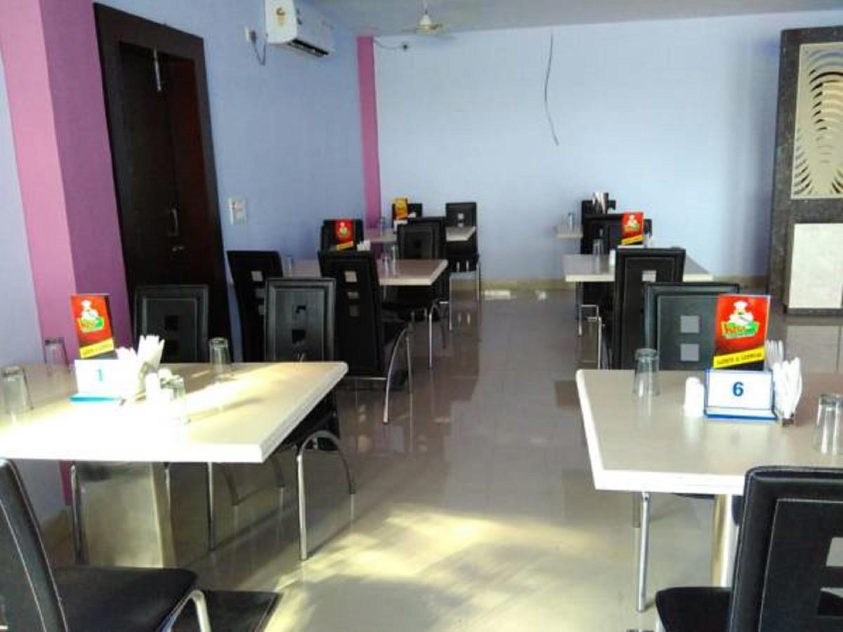 Hotel Blue Star Datia Екстериор снимка